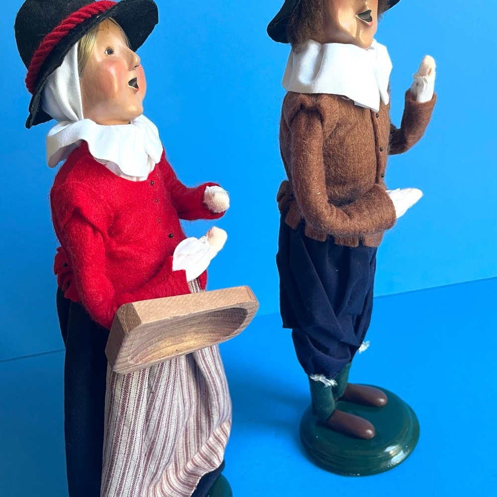 Set 2 Byers Choice Plimoth Plantation 13” man/woman pilgrim Caroler  figures
